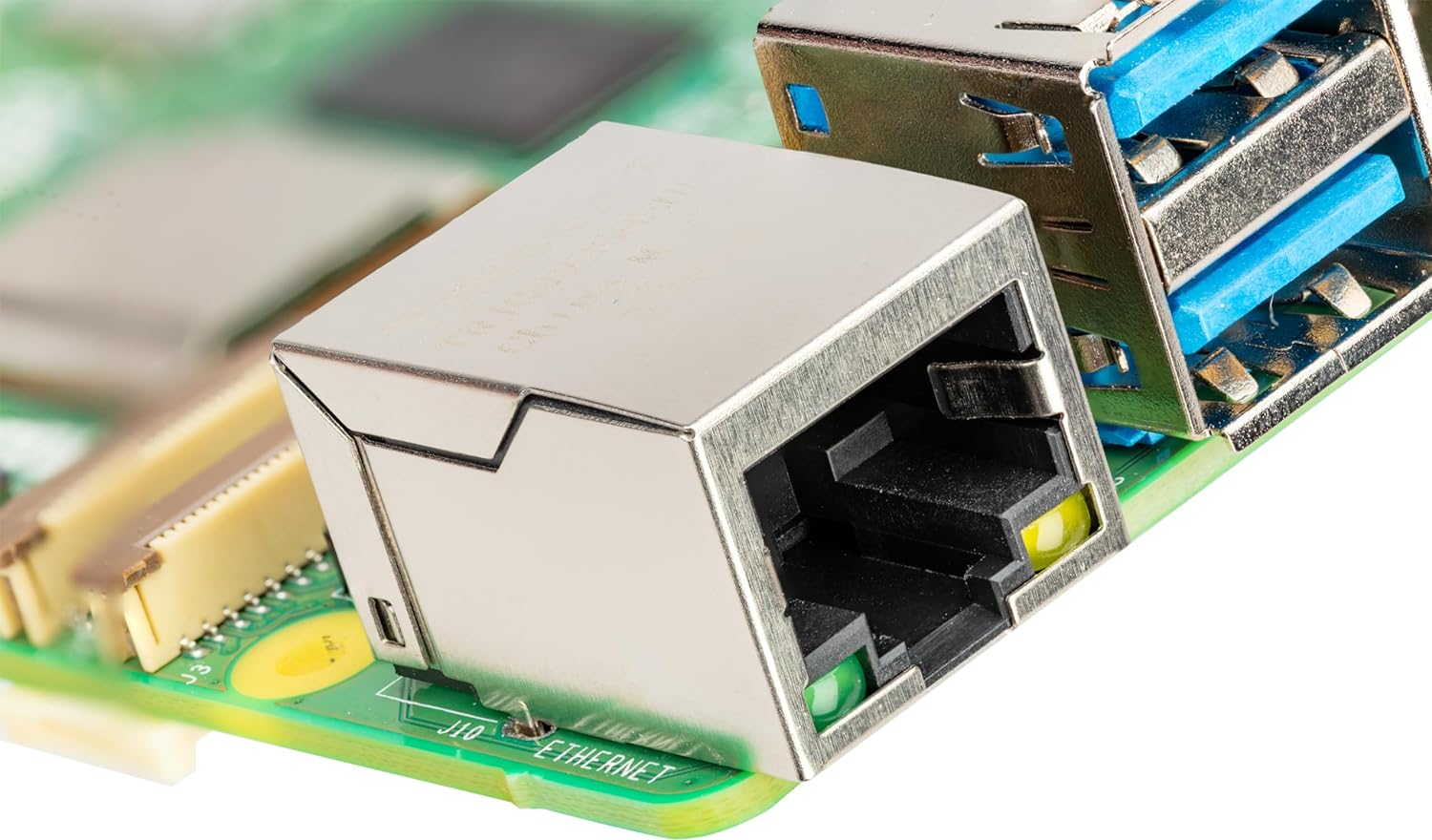 Ein Ethernet-Anschluss und USB-Ports auf einer grünen Leiterplatte.