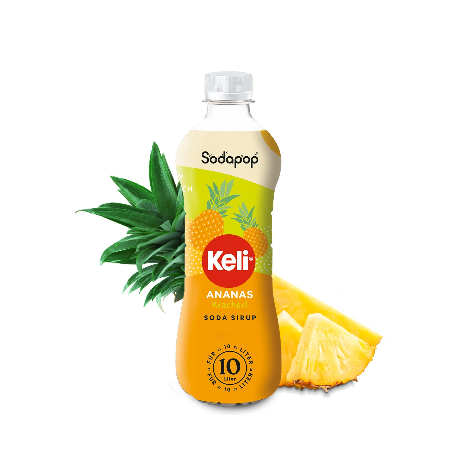 Eine Flasche Keli Ananas-Soda-Sirup, mit einer Ananas und Scheiben daneben auf weißem Hintergrund.