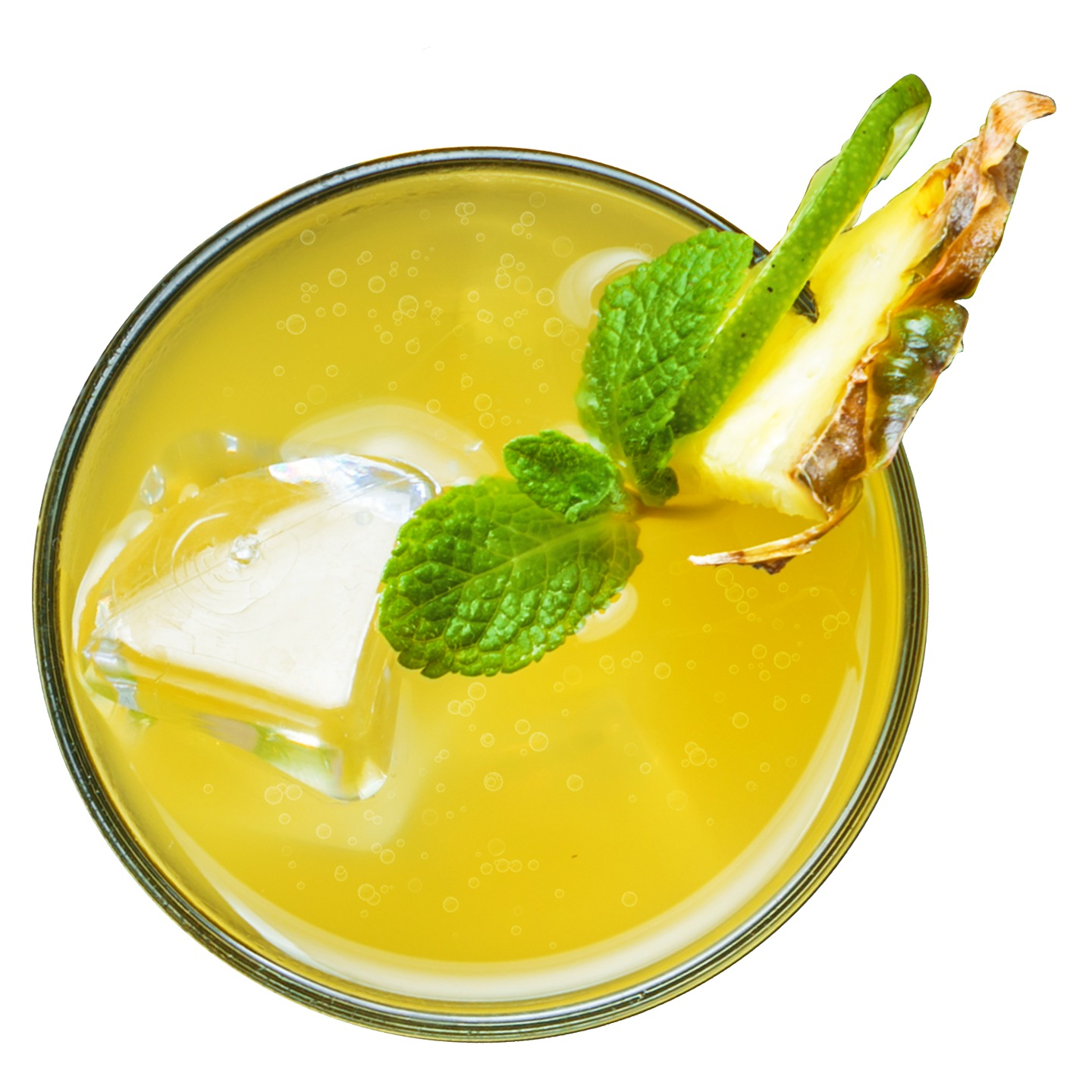 Draufsicht auf einen Cocktail in einem Glas mit Eis, Minzblättern, Ananas und Blasen.