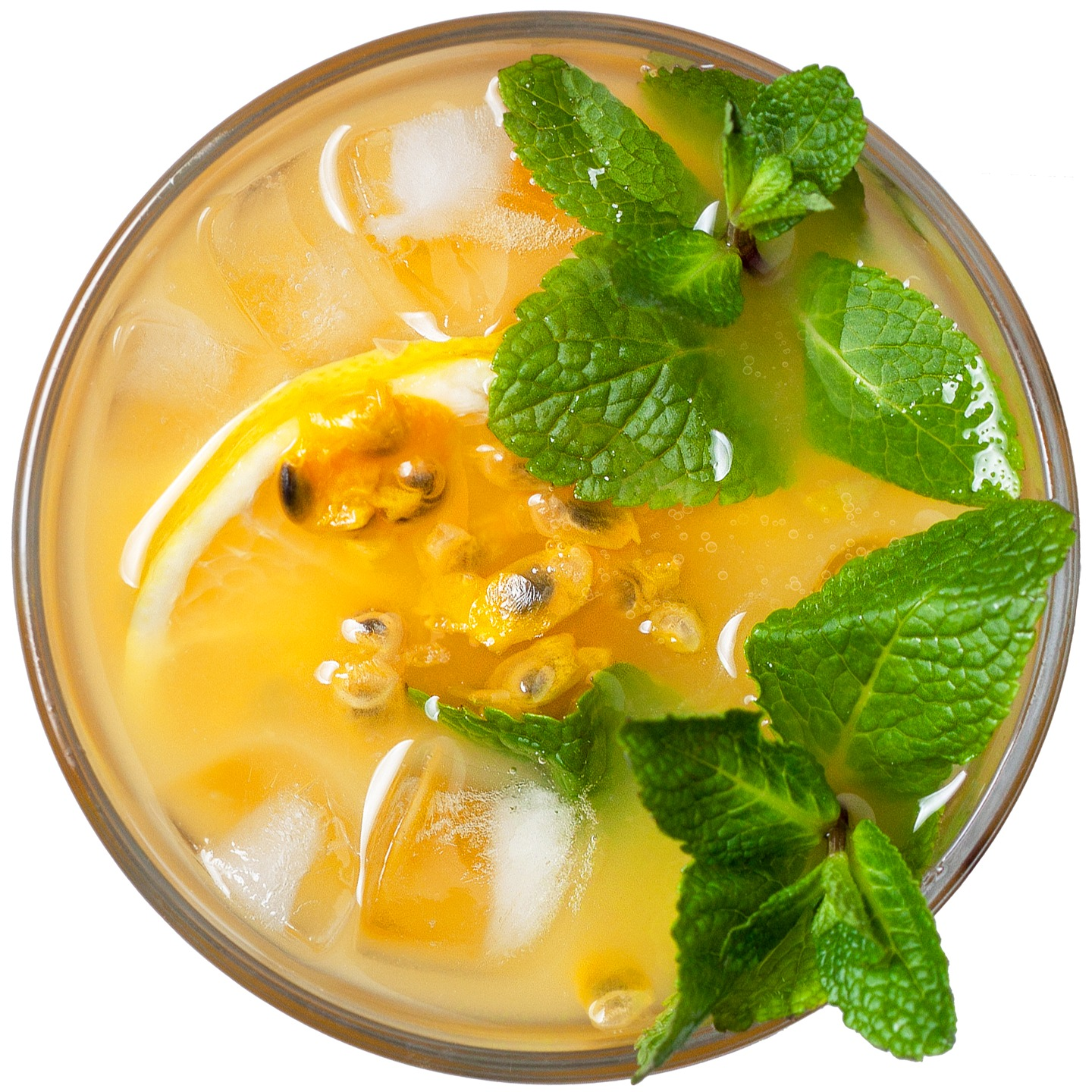 Draufsicht auf einen Cocktail mit Eis, Minze, Maracuja und Zitrone. Weißer Hintergrund.