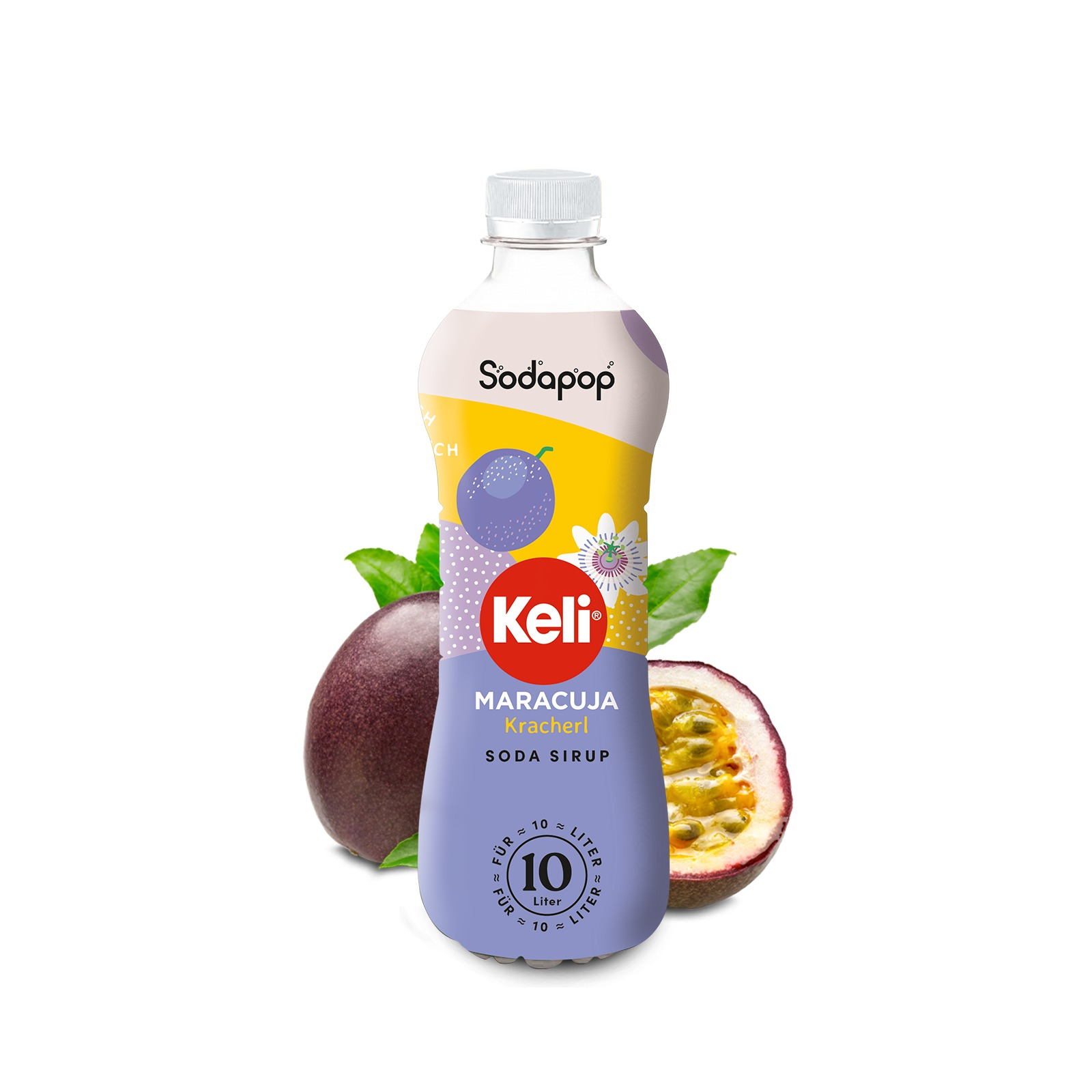 Sodaflasche mit Passionsfruchtsirup, Passionsfrüchten und Blättern auf weißem Grund.