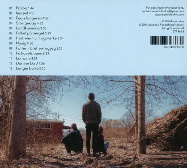 CD-Cover mit Titelliste und Bild von drei Personen an einem Feld. Text auf Norwegisch.