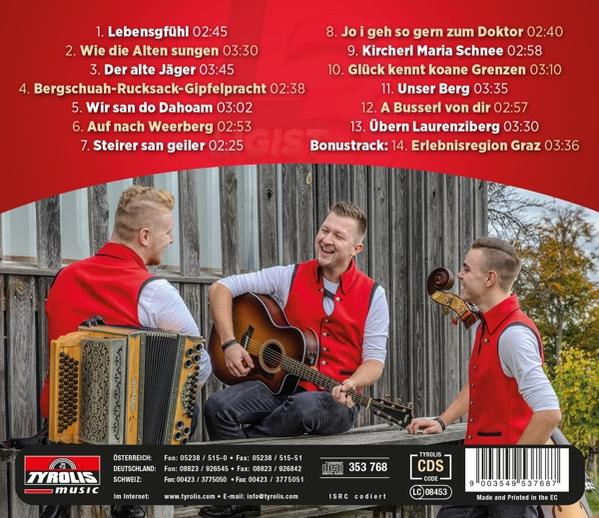 Drei Männer in roten Westen spielen Musik mit Akkordeon, Gitarre und Geige.
