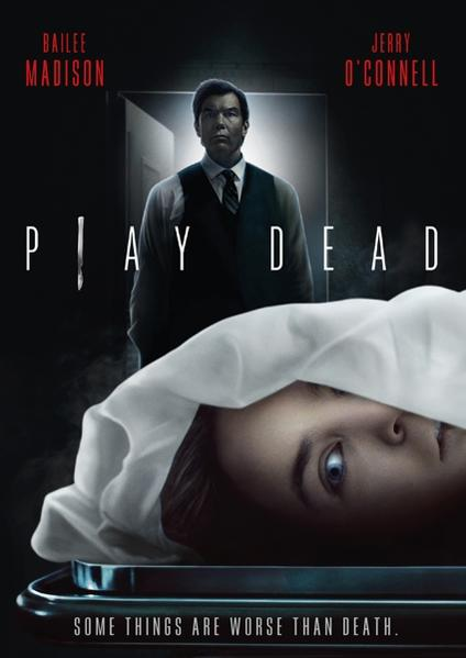 Filmposter voor "Play Dead." Een man staat boven een persoon op een plaat, de titel van de film staat eronder.