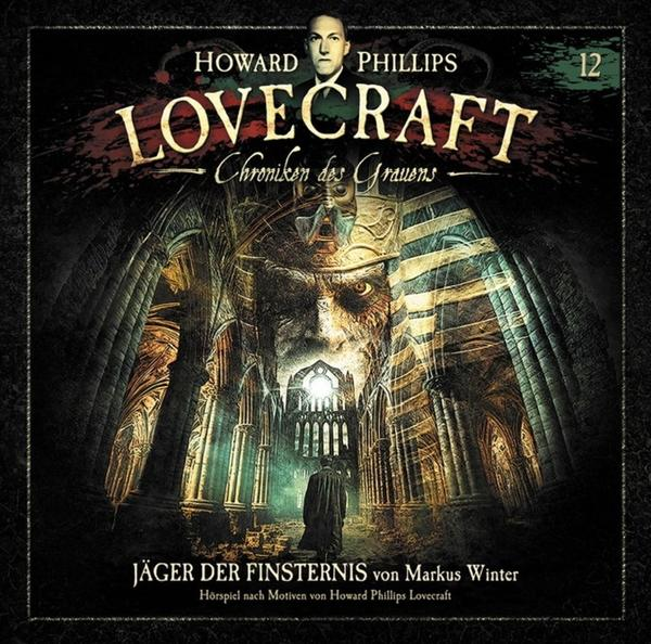 Albumcover eines Buches mit einem Mann in einem Mantel vor einem Gebäude mit dem Titel 'Lovecraft'.