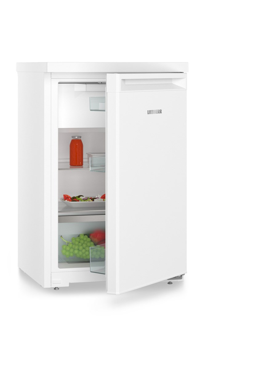 Weißer Liebherr Kühlschrank mit offener Tür. Im Inneren befinden sich Lebensmittel wie Trauben und eine Flasche.