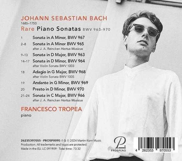 Ein Mann in weißem Hemd trägt eine Sonnenbrille. Bach-Sonaten sind aufgelistet.