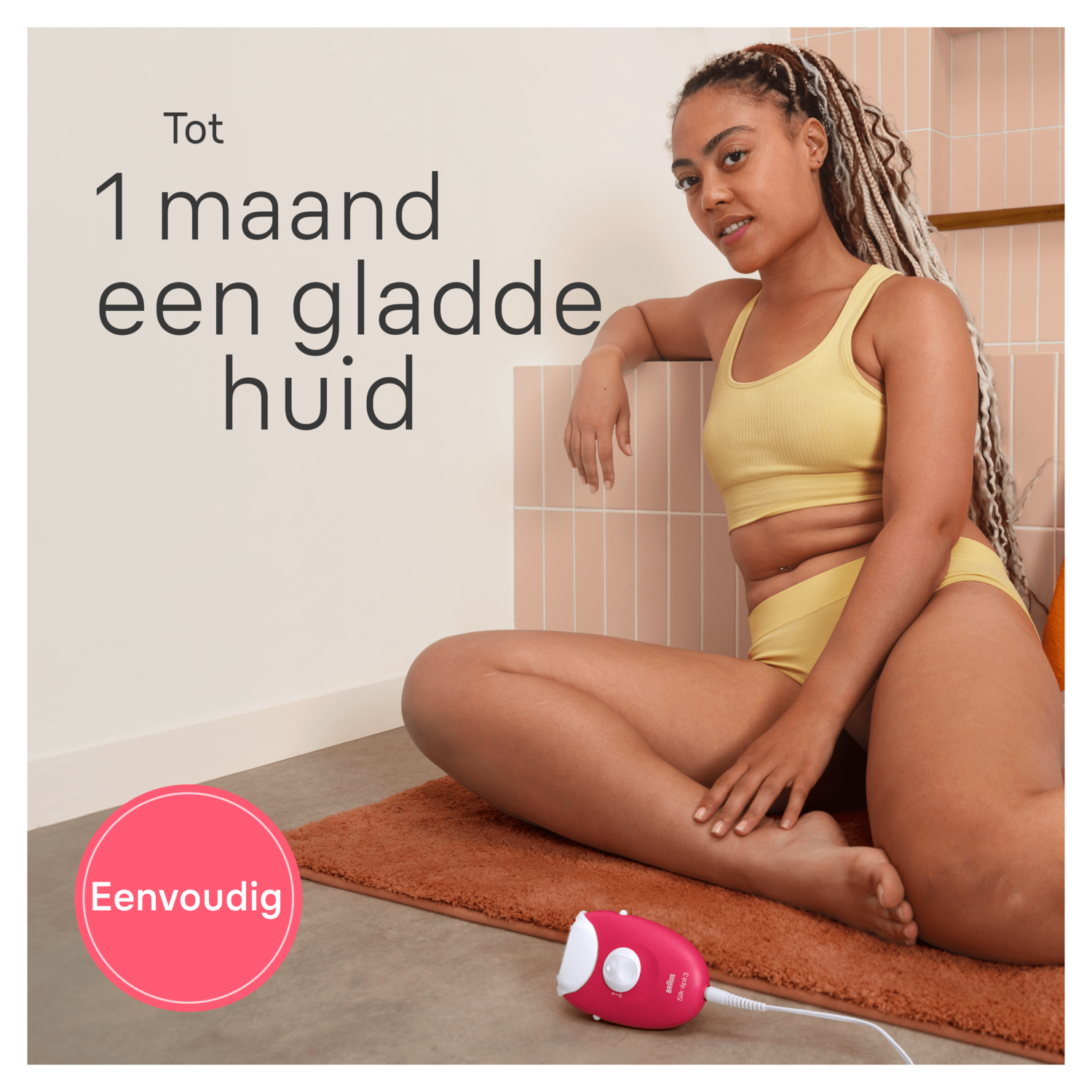 Een vrouw in een gele top en short zit in een badkamer met een roze epilator; tekst: '1 maand gladde huid'.