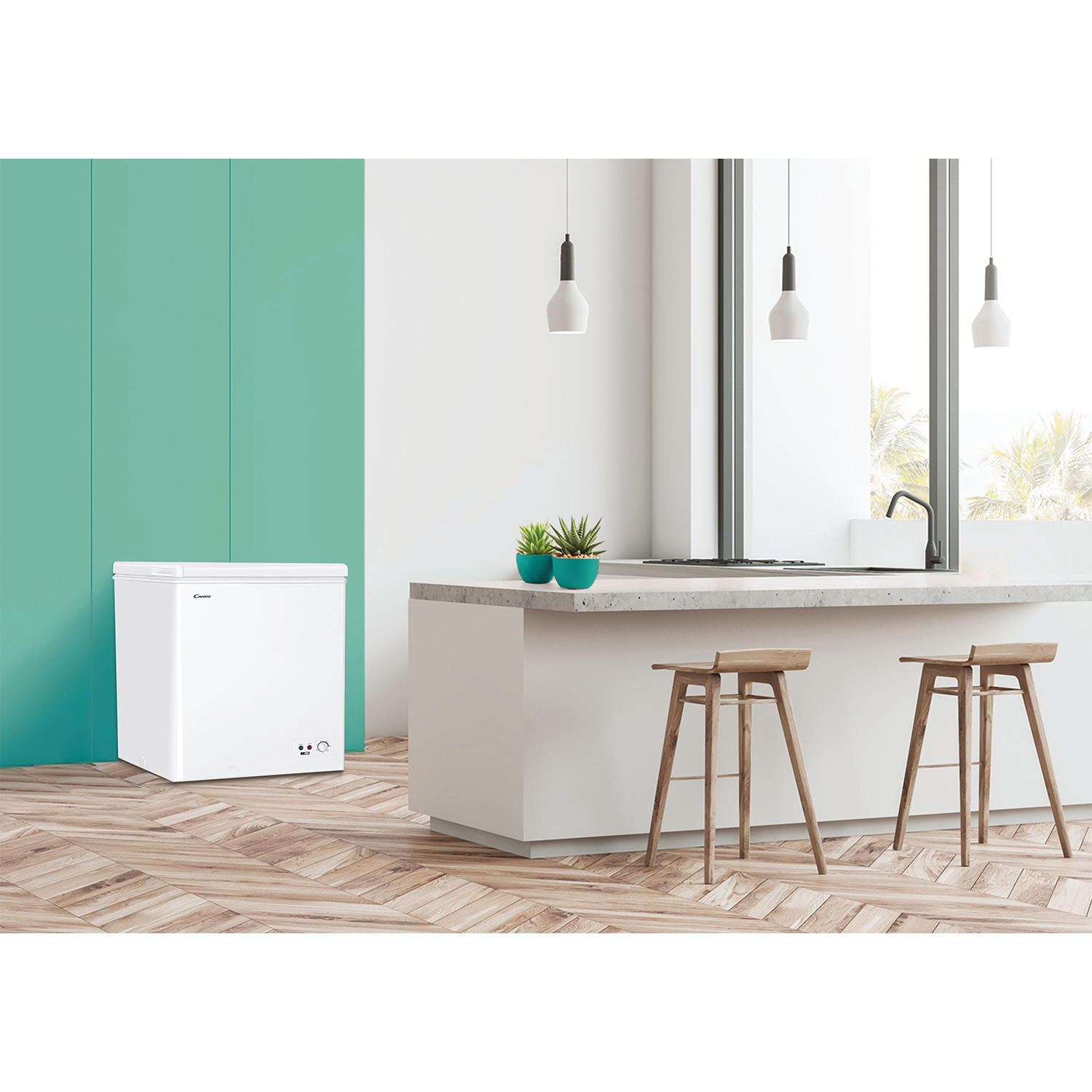 Cucina moderna con congelatore bianco, sgabelli in legno e piano di lavoro colorato chiaro. Parete turchese.