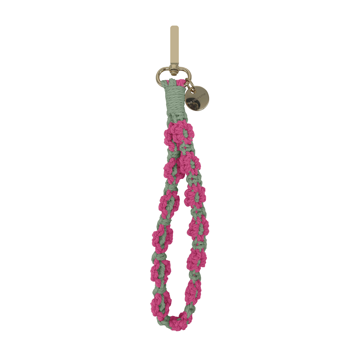 Un portachiavi macramè rosa e verde su sfondo bianco, con un fermaglio e un'etichetta color oro.