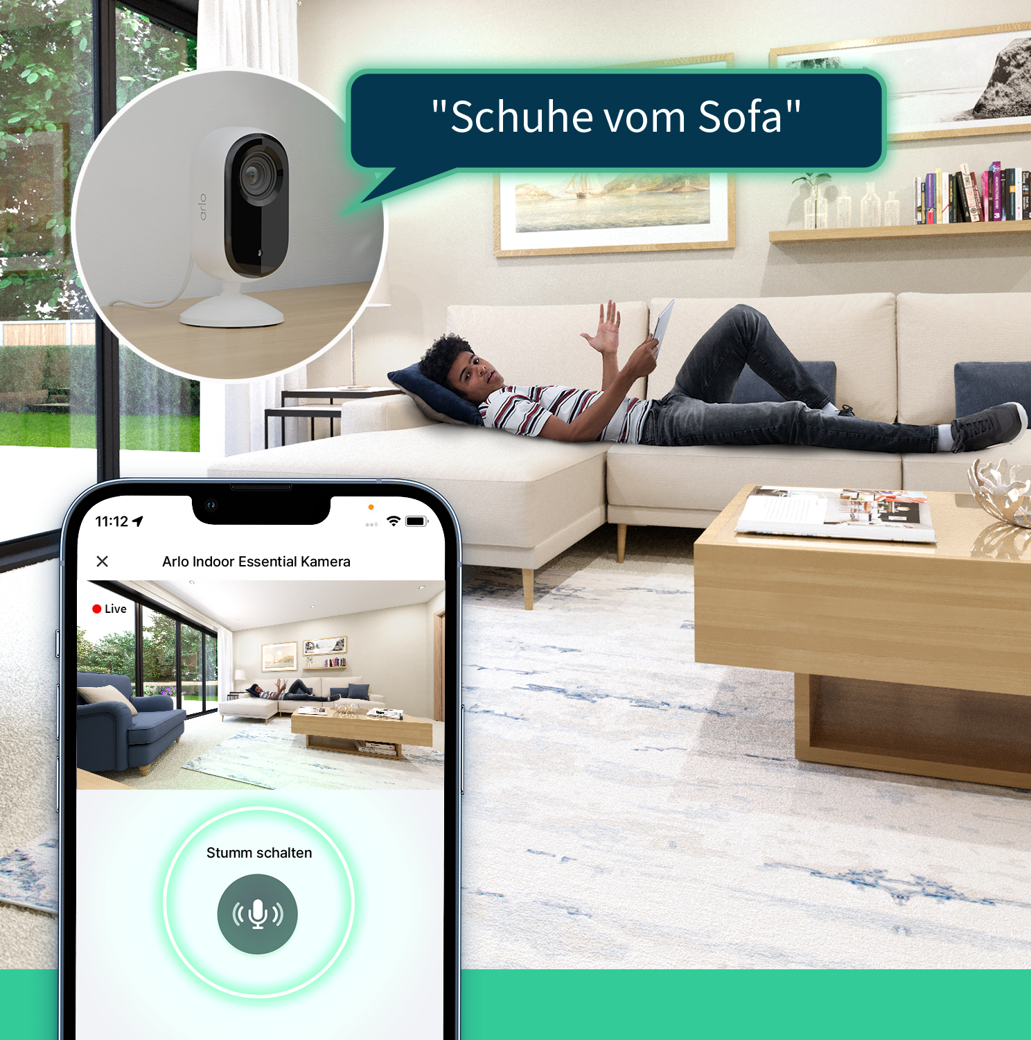 Ein Mann liest auf einem Sofa, eine Überwachungskamera ist in der Nähe. Ein Telefon zeigt Live-Feed.