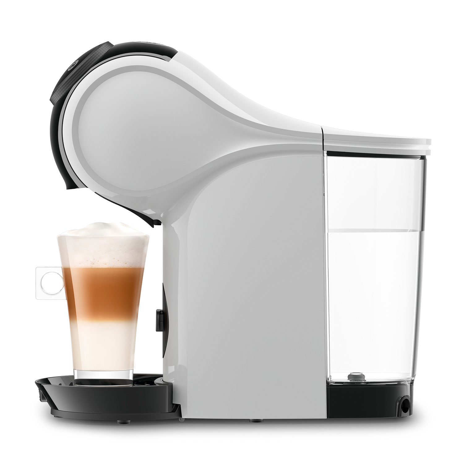 Macchina da caffè bianca e nera con un bicchiere di latte macchiato e un serbatoio dell'acqua su sfondo bianco.