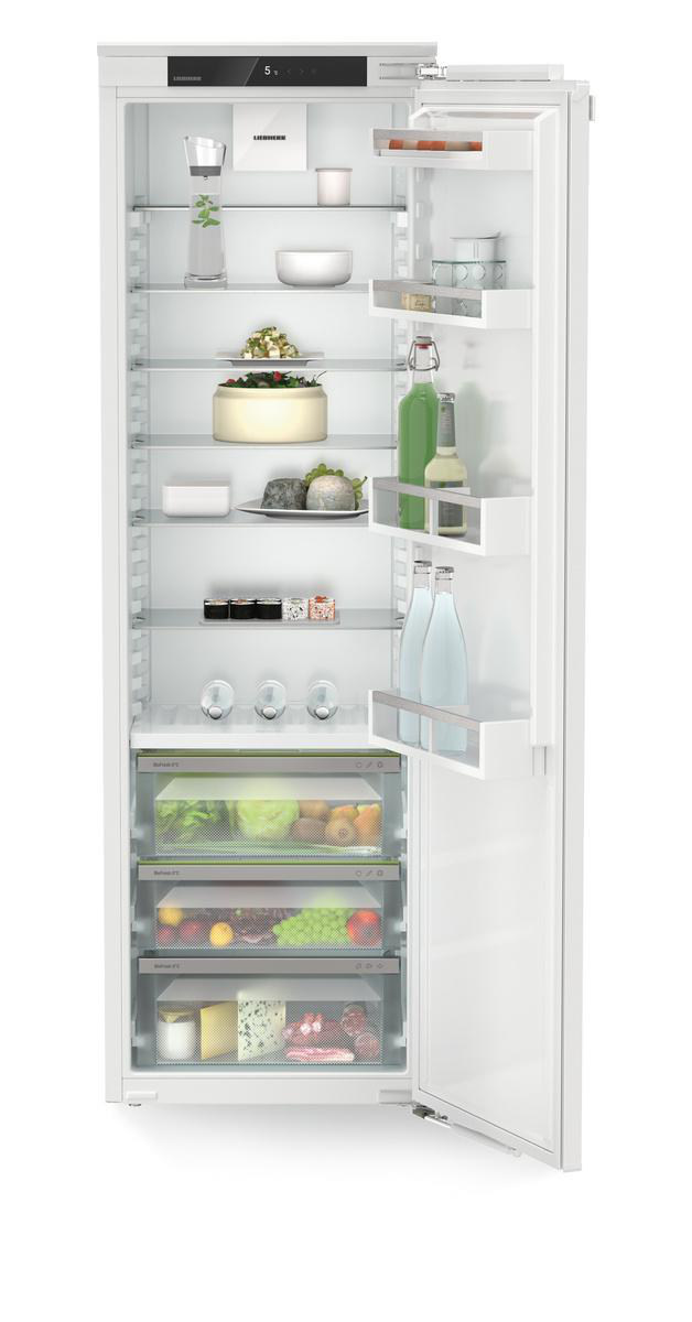 Weißer Kühlschrank mit offener Tür, Lebensmittel darin.