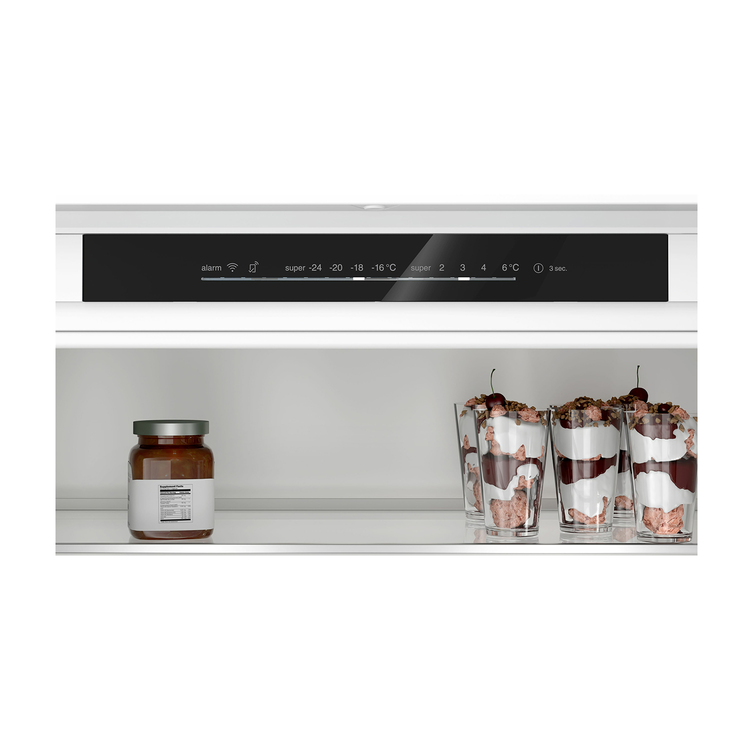 Interno frigorifero con vasetti, dessert e pannello di controllo. Interno bianco, pannello nero.