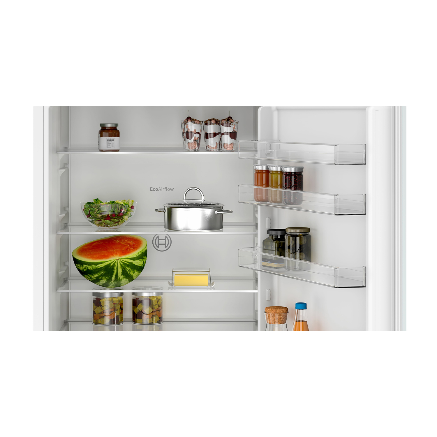 Interno del frigorifero con ripiani contenenti alimenti: anguria, insalata, barattoli, pentole e burro.