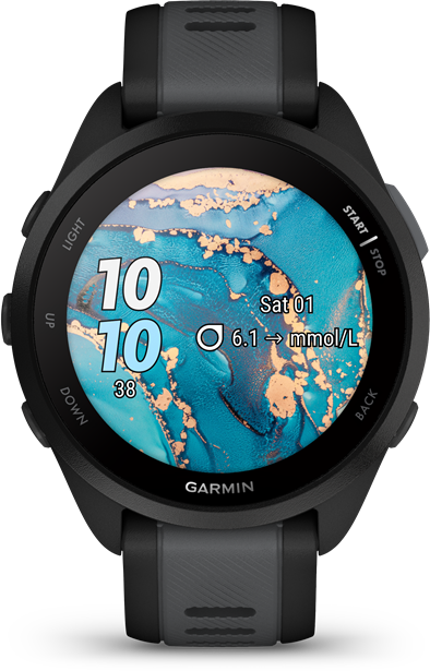 Egy fekete Garmin okosóra. A kijelzőn az idő, a pulzusszám és más egészségügyi adatok láthatók.