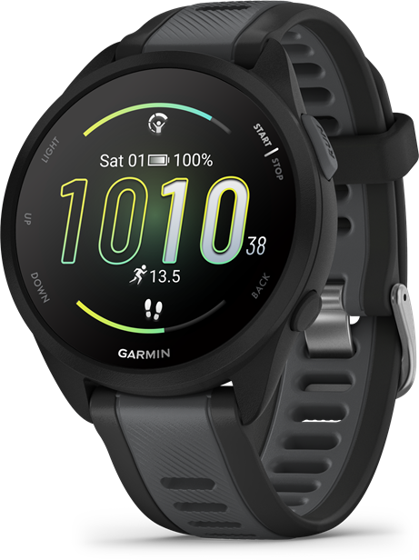 Egy Garmin okosóra, amely időt, akkumulátort és futási mérőszámokat jelenít meg egy fekete szalagon.