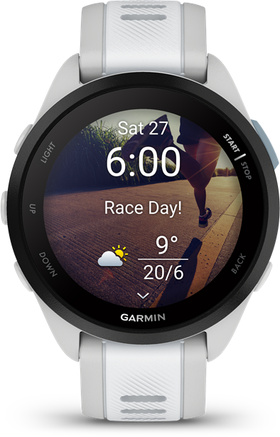Egy Garmin okosóra, amely egy Versenynap képernyőt mutat idővel és időjárással.