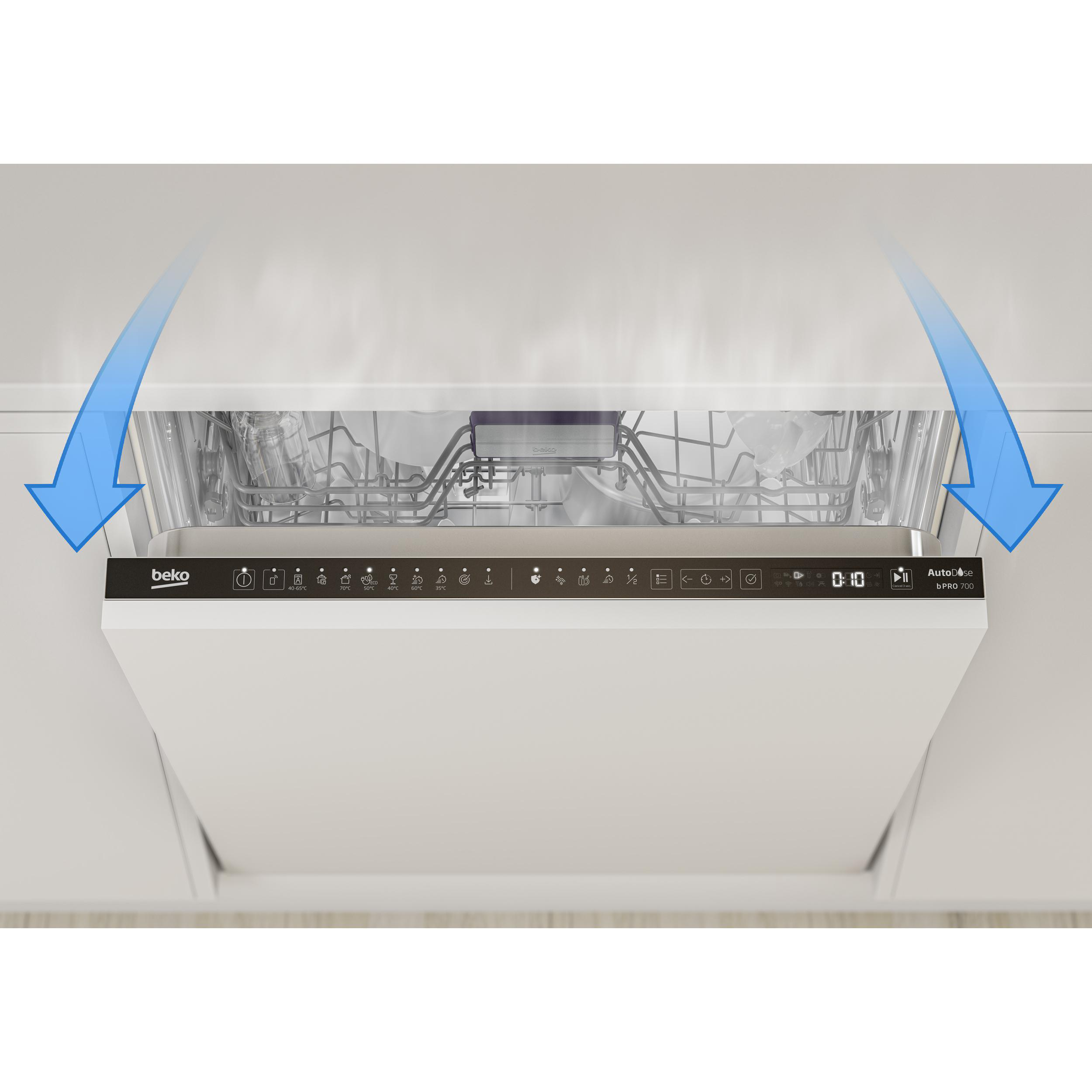 Ein weißer Beko-Geschirrspüler ist geöffnet. Blaue Pfeile zeigen das Öffnen an. Bedienfeld zeigt Programme und Zeit.