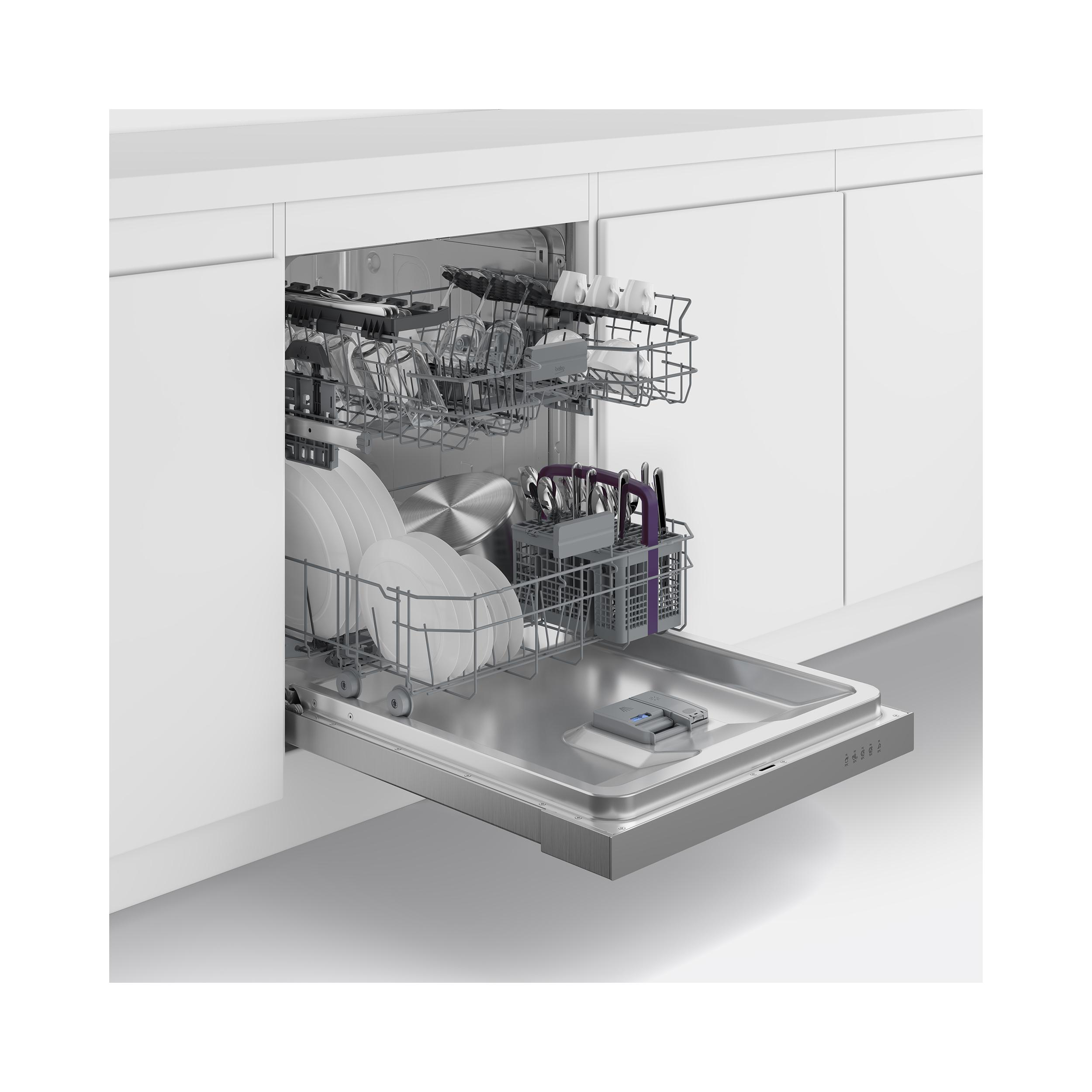 Geschirrspüler mit offener Tür, beladen mit Tellern, Gläsern und Besteck, in weißer Küche.
