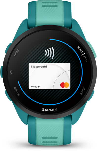 Türkiz Garmin óra, amely a képernyőn egy Mastercard hitelkártyát jelenít meg. Az óra érintésmentes fizetésre szolgál.