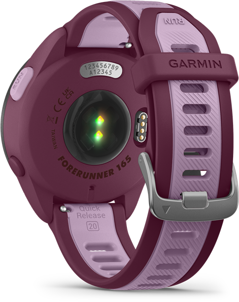 A Garmin Forerunner 165 óra h átulnézete. Bordó és világos rózsaszín színek. Pulzusmérő látható.