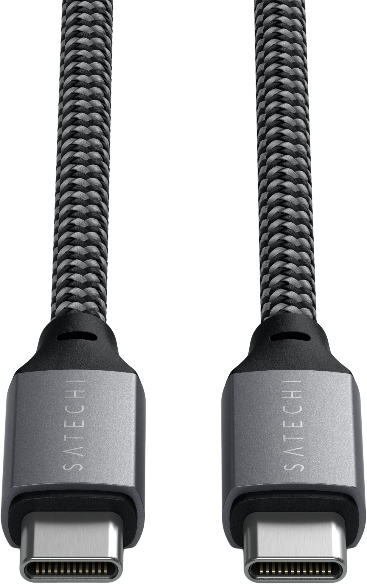 Két USB-C kábel szürke-fekete fonott dizájnnal, a Satechi márkanévvel a csatlakozón.