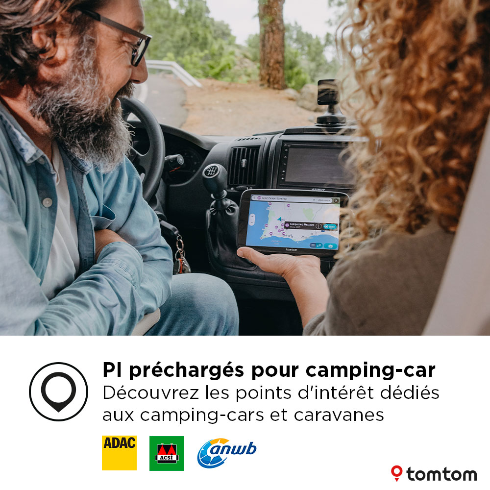Un couple à l'intérieur d'une voiture regardant un écran de navigation, avec des icônes de POI pour camping-car.