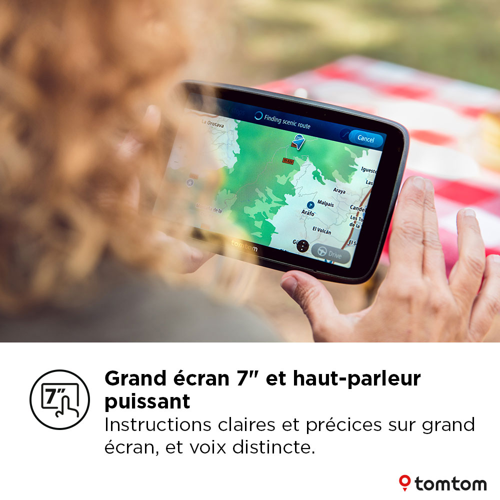 Une personne utilise un appareil GPS TomTom affichant une carte avec des instructions.