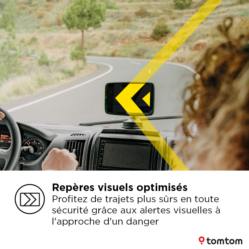 Système de navigation TomTom dans une voiture, montrant une route avec une superposition de flèche jaune.