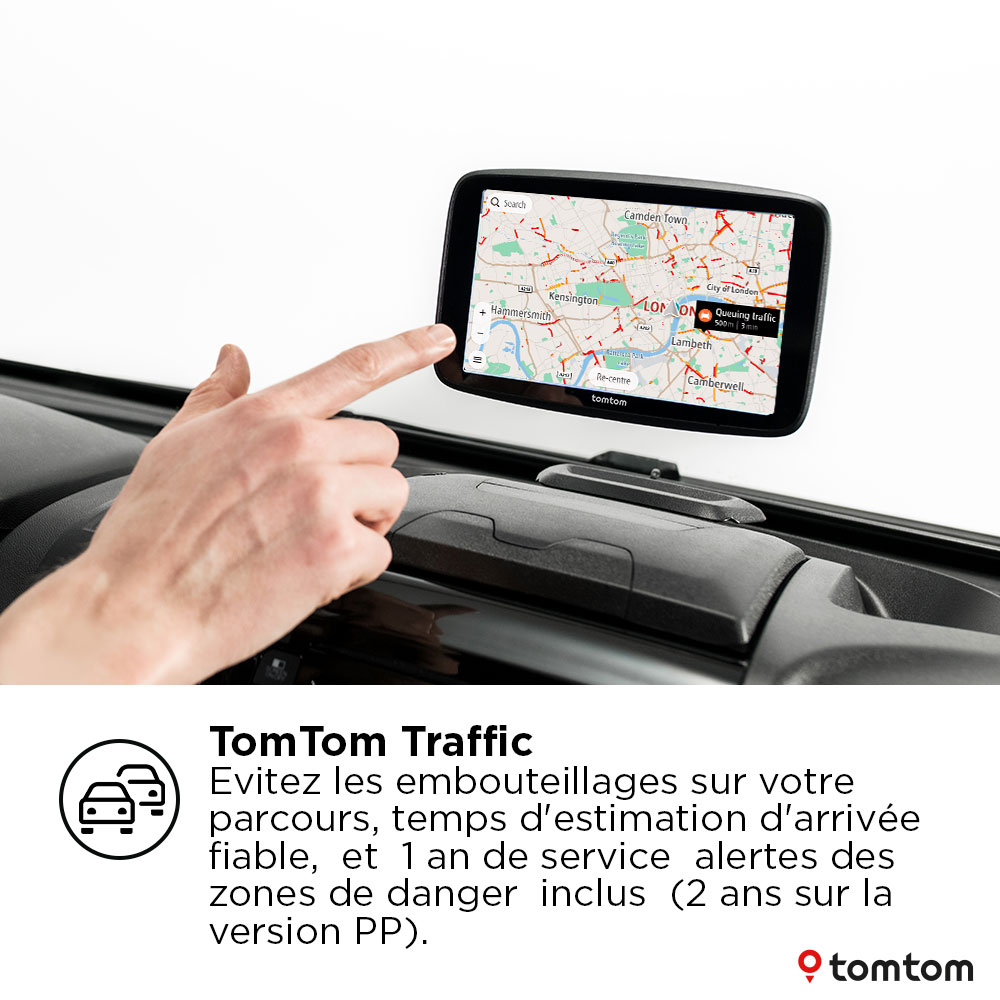 Une main pointe vers un écran GPS montrant une carte de Londres. Texte en dessous : 'TomTom Traffic'.
