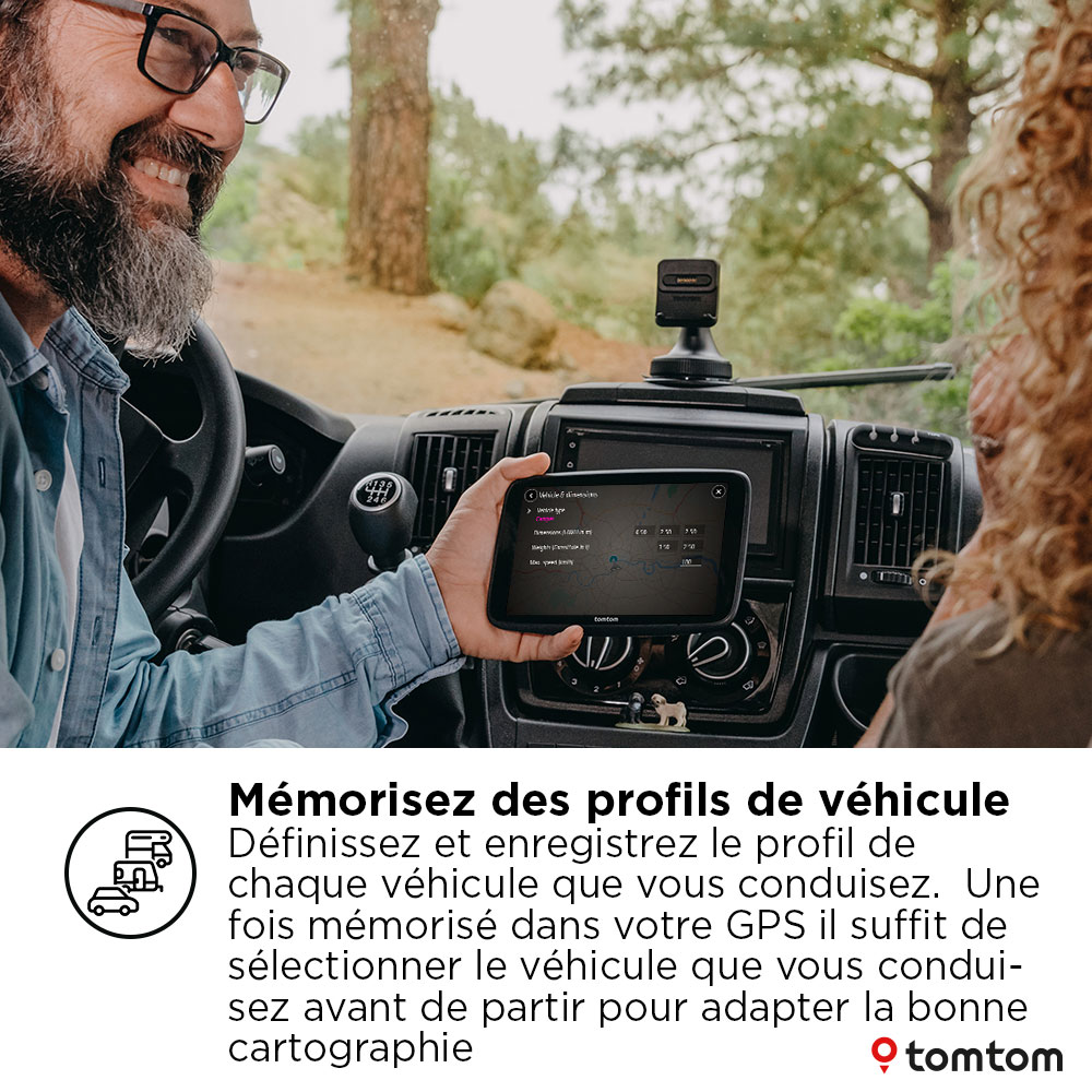 Homme en voiture montrant l'écran GPS avec le logo TomTom.
