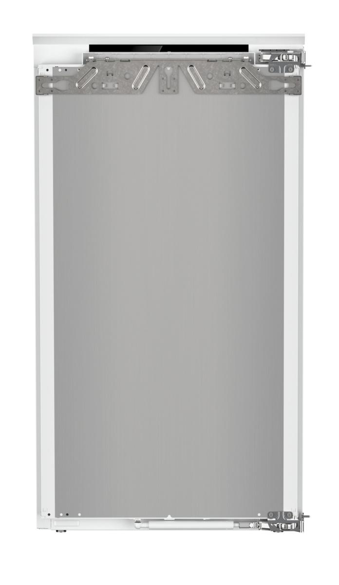 Weiße Kühlschranktür-Innenseite. Metallhalterungen und eine graue Rückwand sind sichtbar.