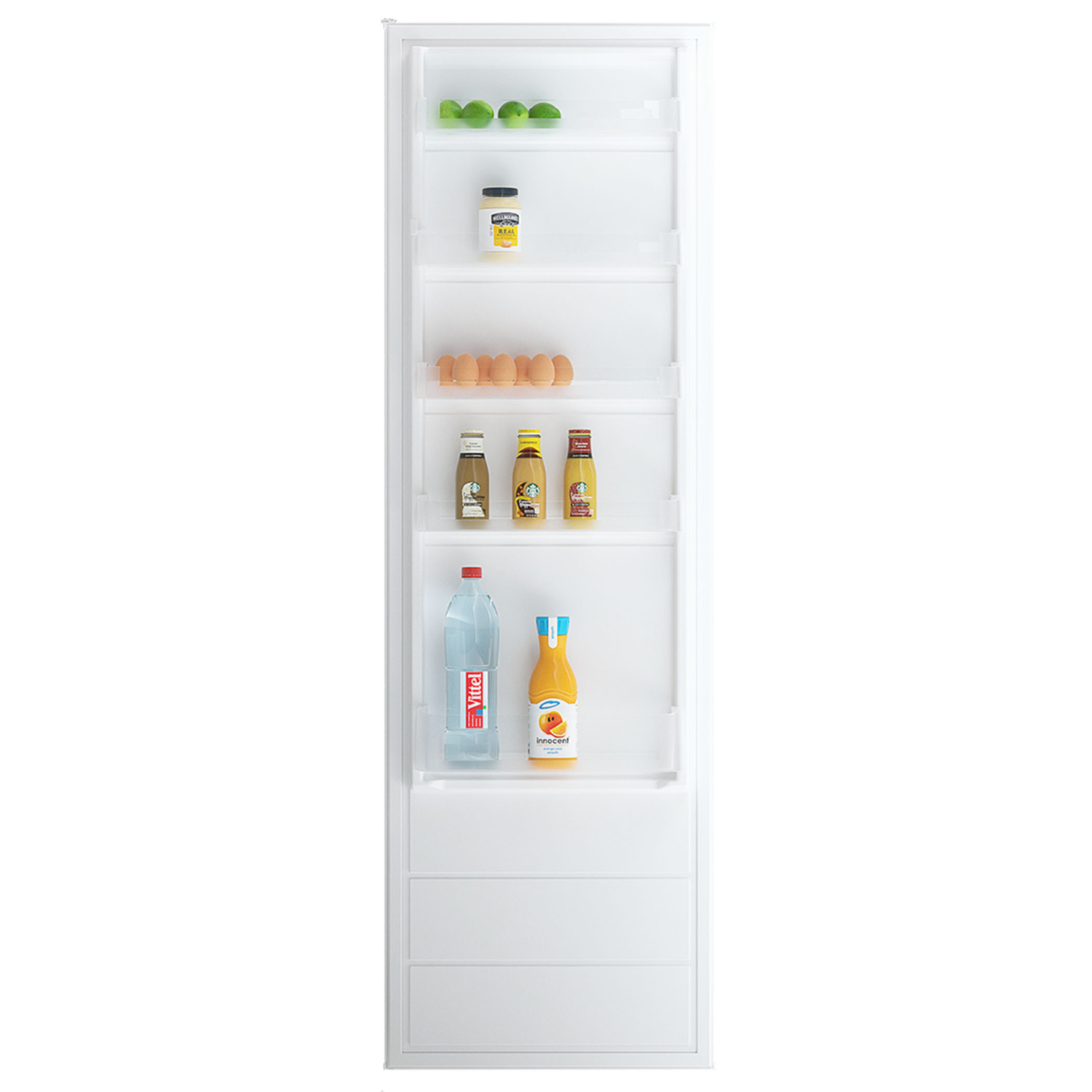 Een koelkastinterieur met planken met eieren, sap, water en andere voedingsmiddelen.