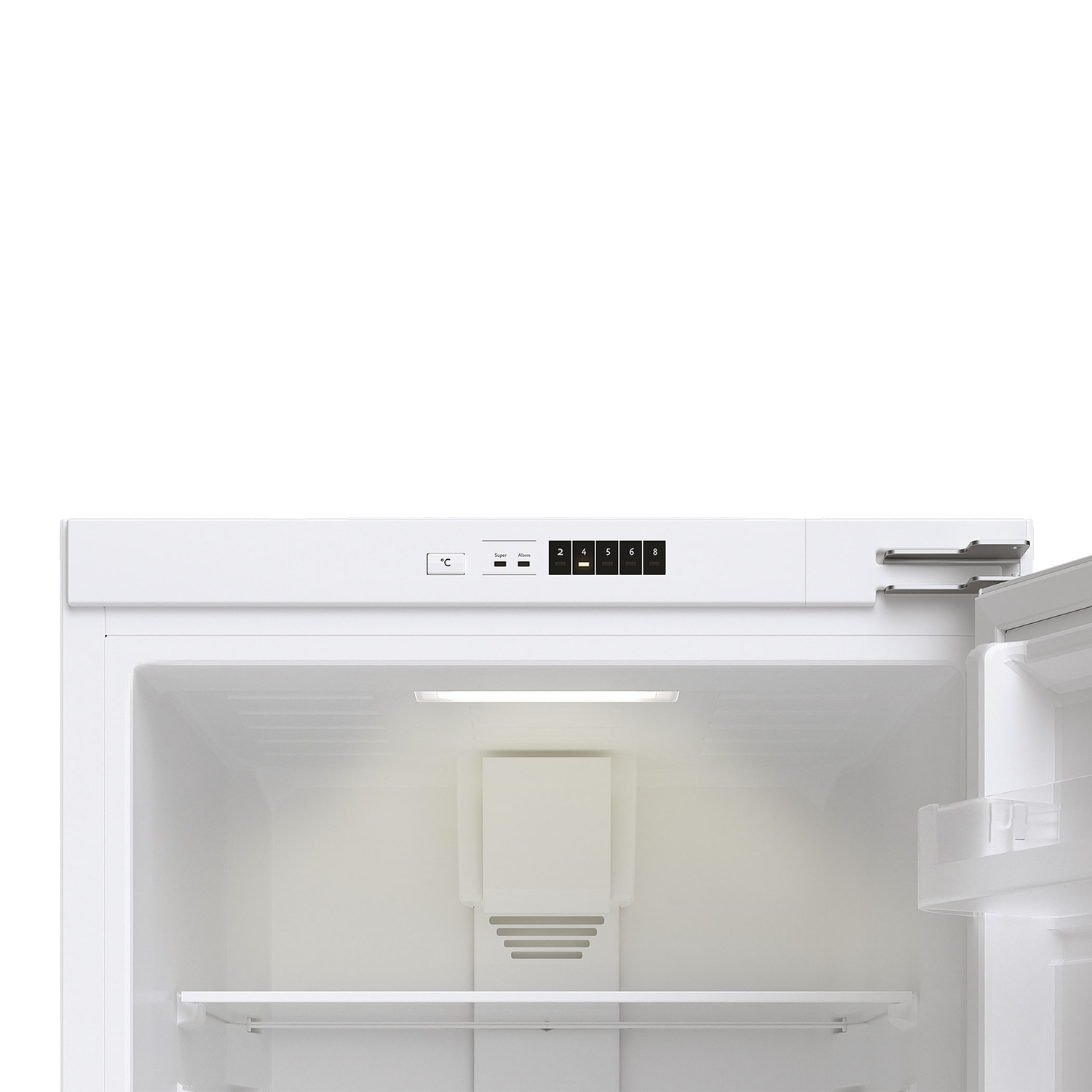 Binnenkant van een witte koelkast met lichten en planken.