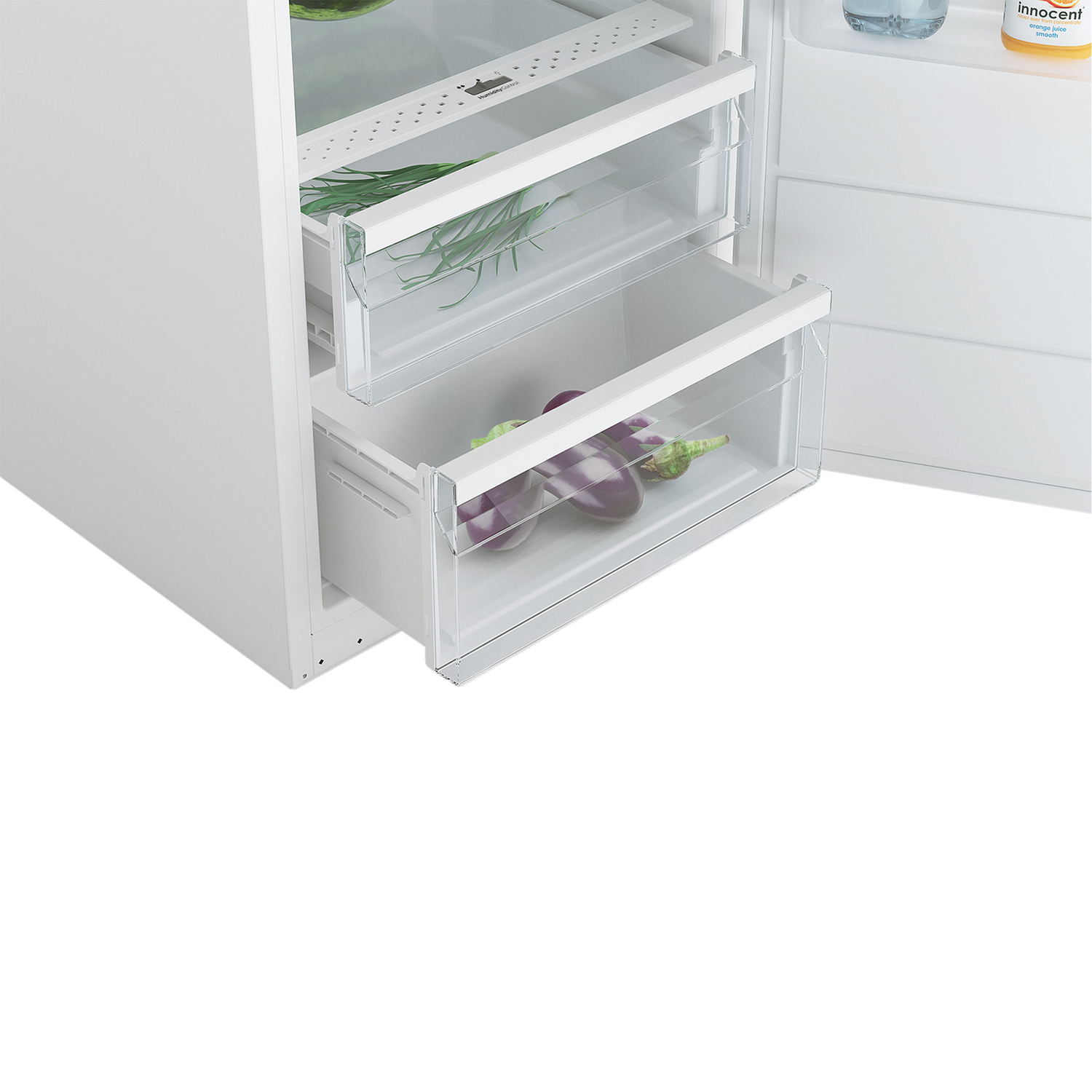 Binnenin een witte koelkast zijn lades met groenten zichtbaar. Er zitten aubergines en bosuien in.