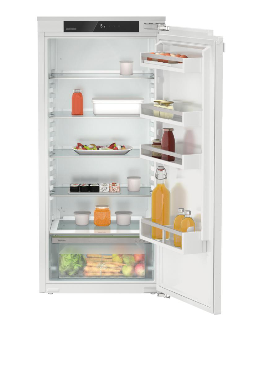 Geöffneter weißer Kühlschrank mit Lebensmitteln. Regale mit Gläsern, Flaschen und frischen Produkten sichtbar.