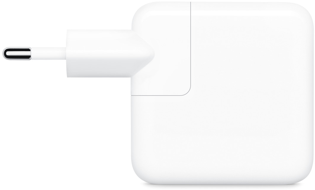 Ein weißes Apple-Ladegerät mit silbernem Stecker, isoliert auf weißem Hintergrund.