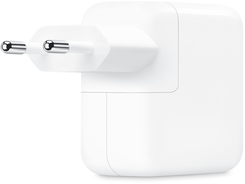 Weißer Netzadapter mit zwei Stiften, für europäische Steckdosen, auf weißem Hintergrund.