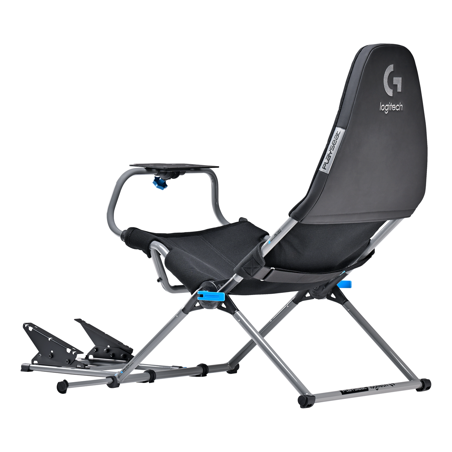 Zwarte gamestoel met zitting en pedalen. Het logo “Logitech” is zichtbaar op de rugleuning.