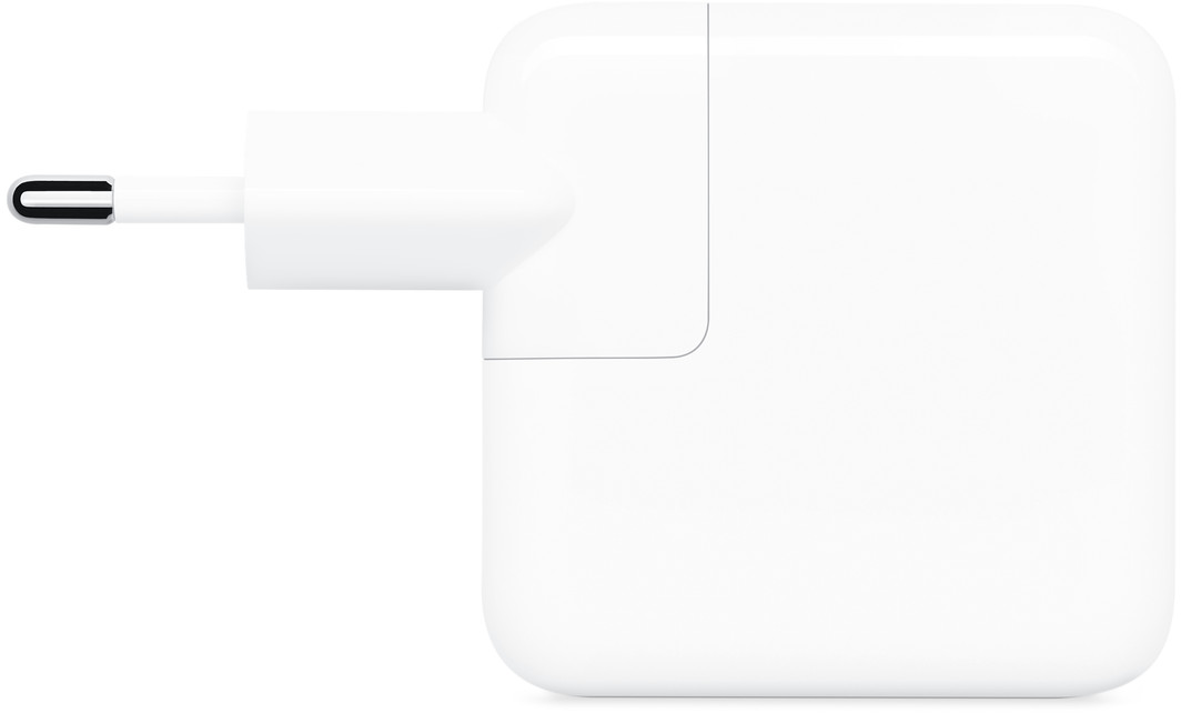 Ein weißes Apple-Netzteil auf weißem Hintergrund. Der Stecker ist silberfarben.