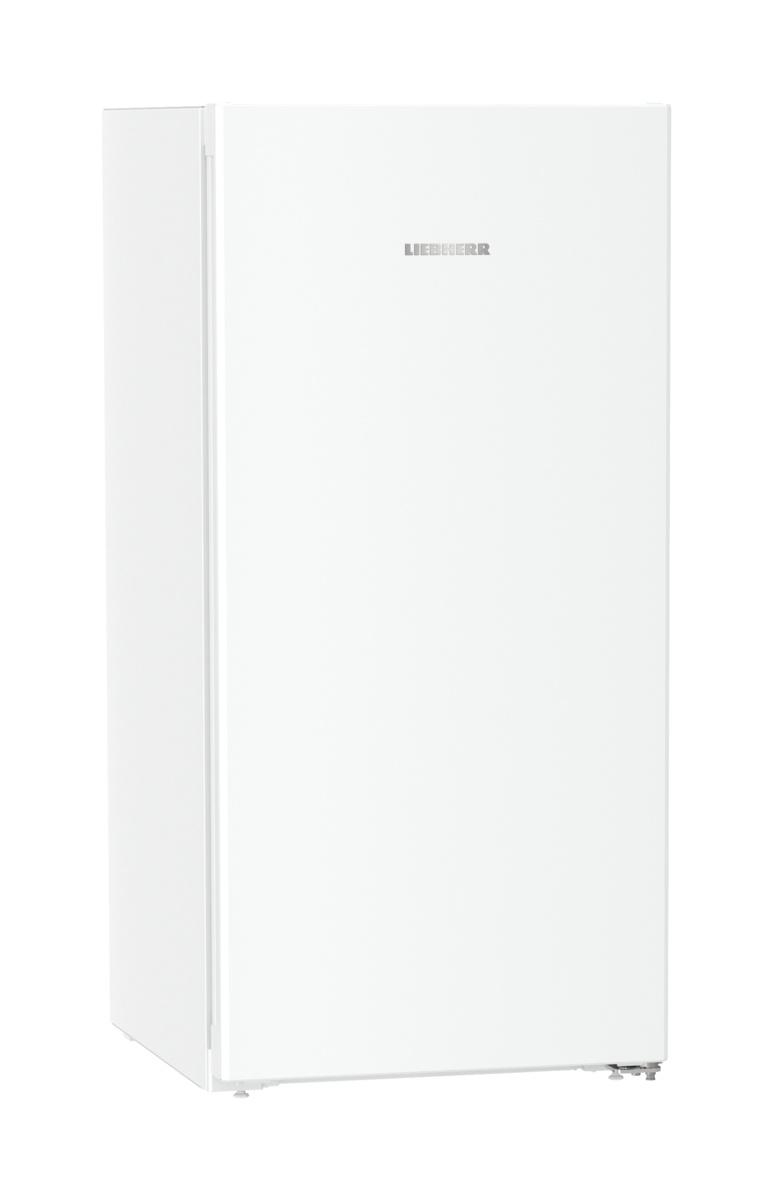 Ein weißer, freistehender Kühlschrank mit dem LIEBHERR-Logo, vor weißem Hintergrund.