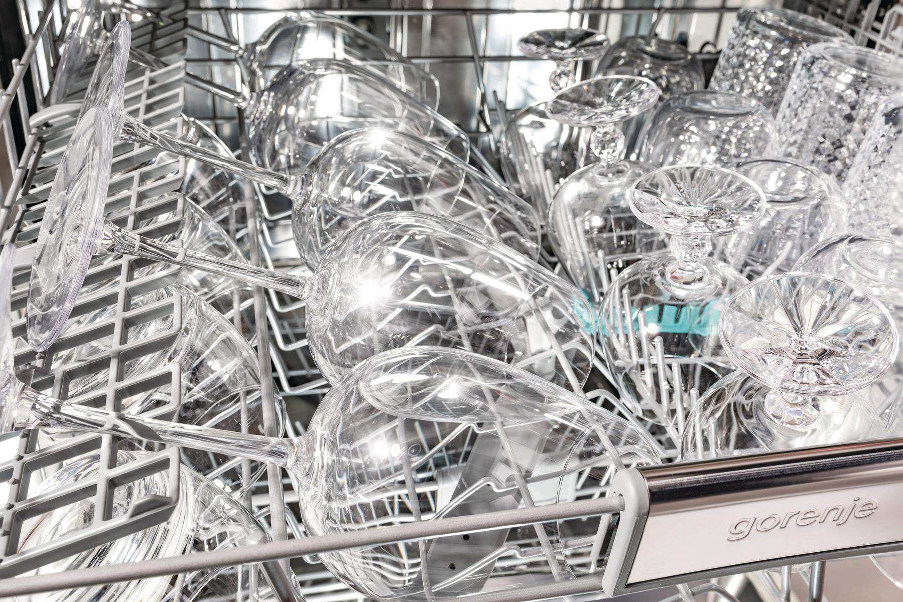 Geschirrspüler mit verschiedenen Gläsern und Utensilien. Gorenje-Logo vorhanden.