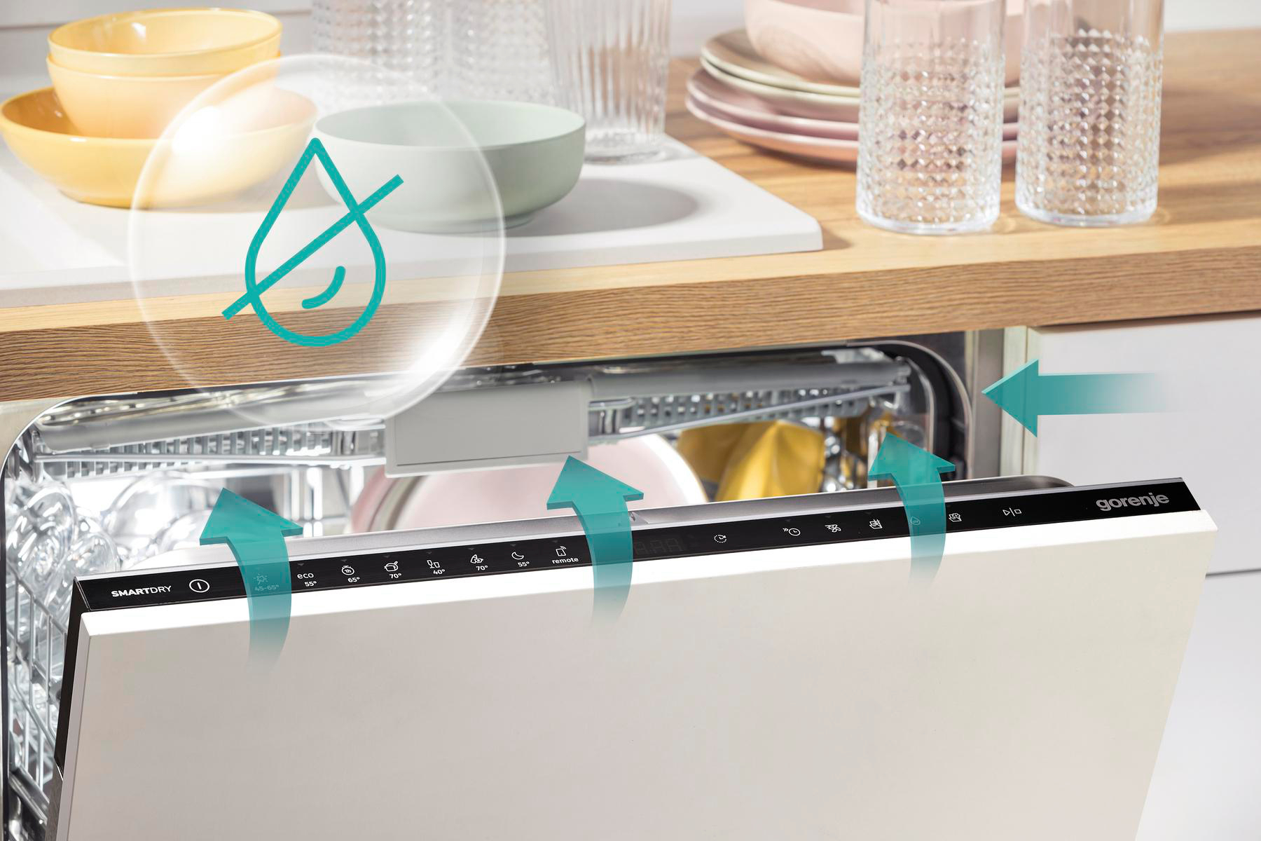 Schwarzer Computerturm, Rückansicht, mit Anschlüssen, Lüfter und Stromeingang.