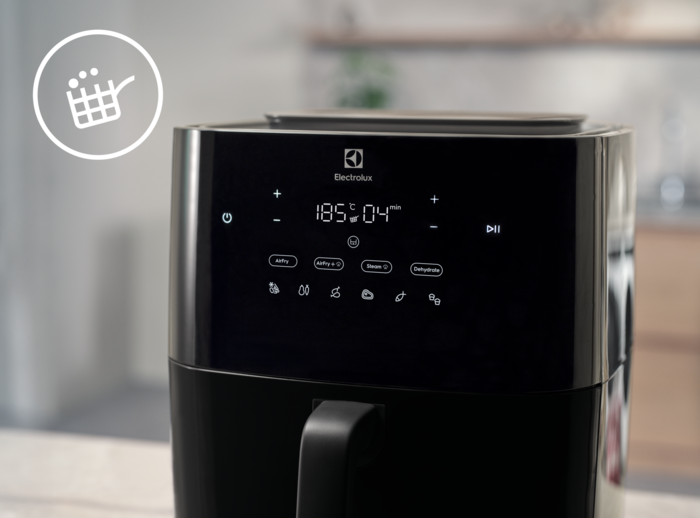 Egy fekete Electrolux légkeveréses fritőz, melynek kijelzője a hőmérsékletet és az időzítő beállításait mutatja.