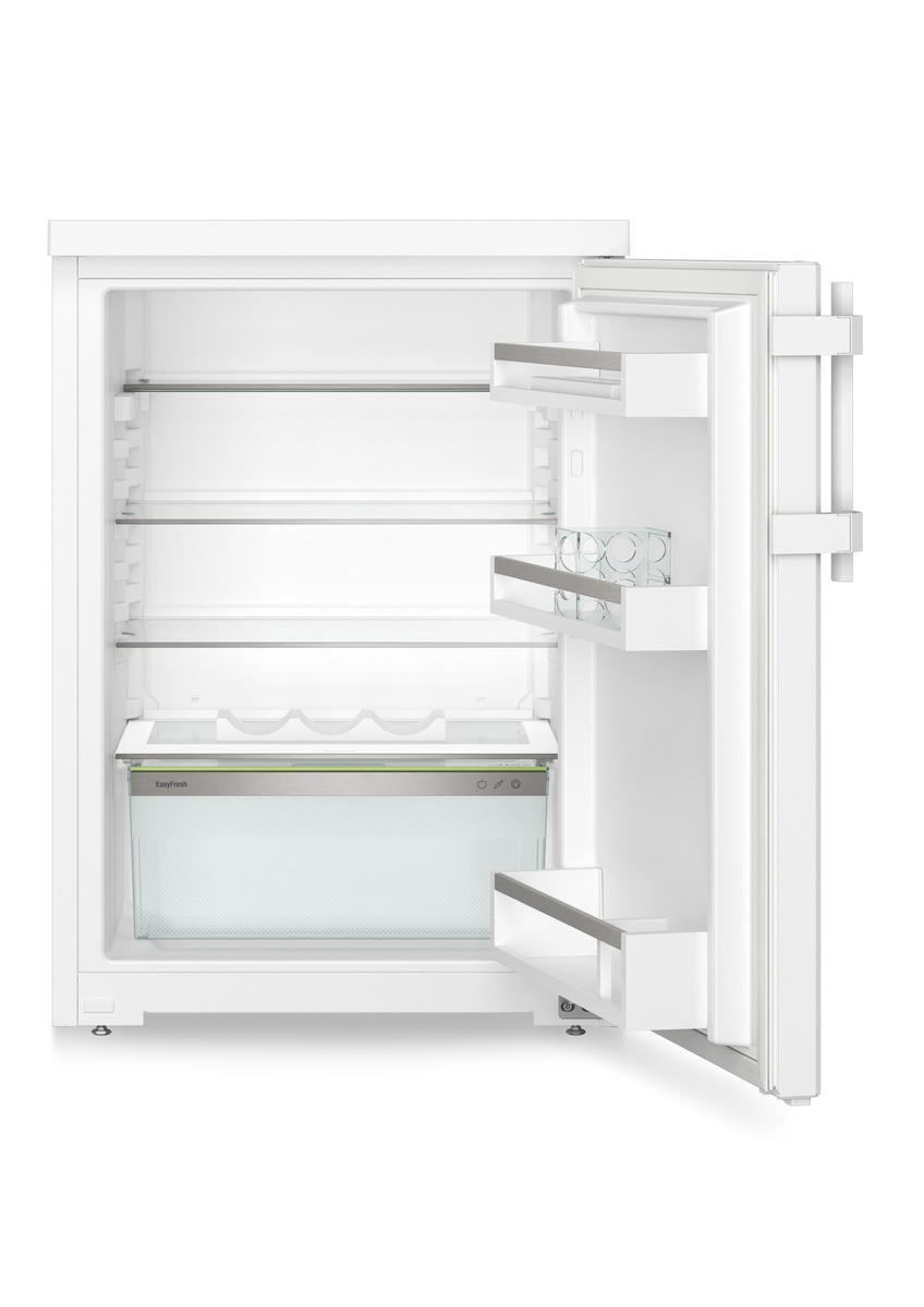 Ein weißer Kühlschrank mit offener Tür, zeigt Regale und Schubladen.