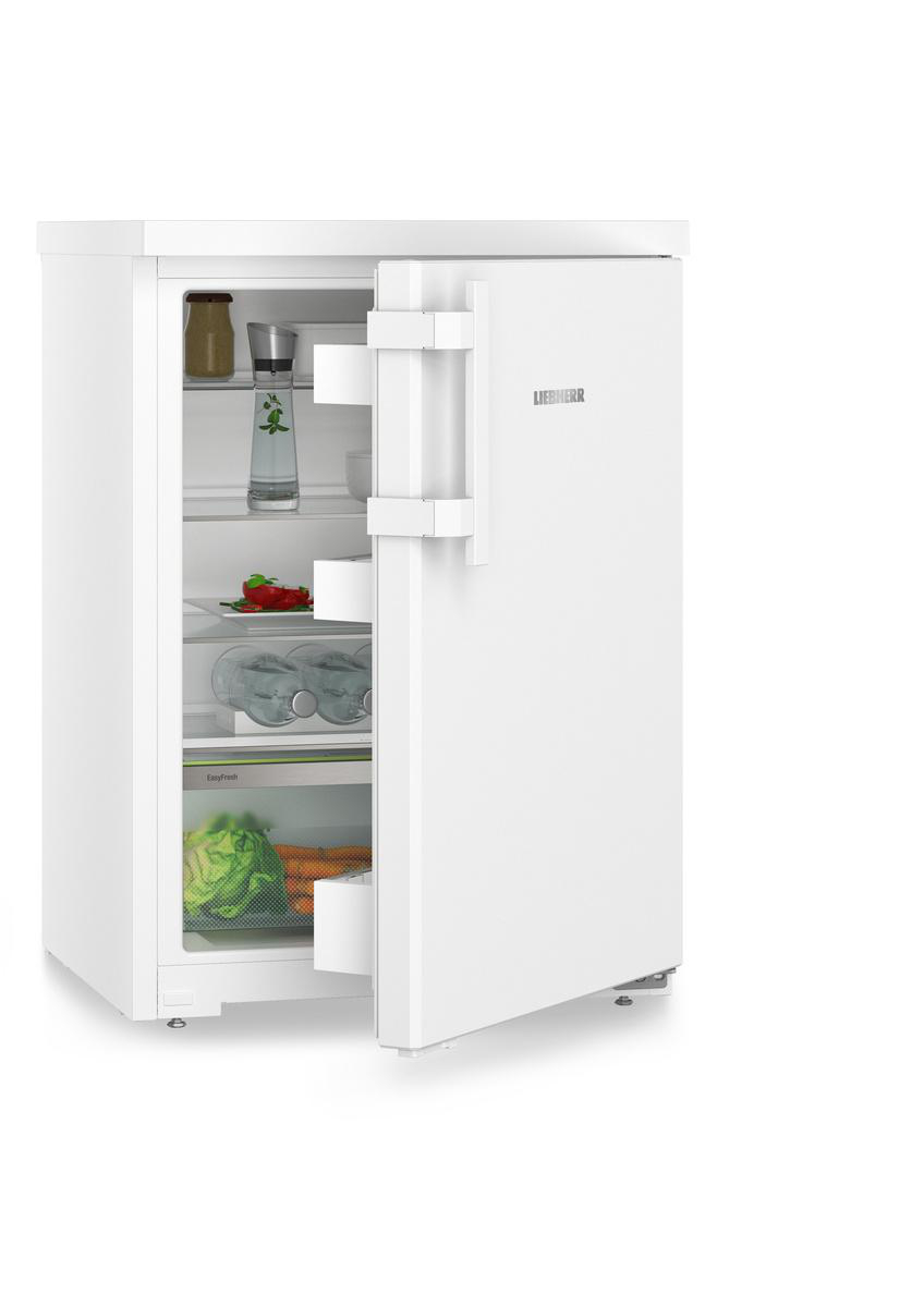 Weißer Kühlschrank mit offener Tür, die Regale mit Lebensmitteln und Getränken zeigt. Die Marke Liebherr ist sichtbar.