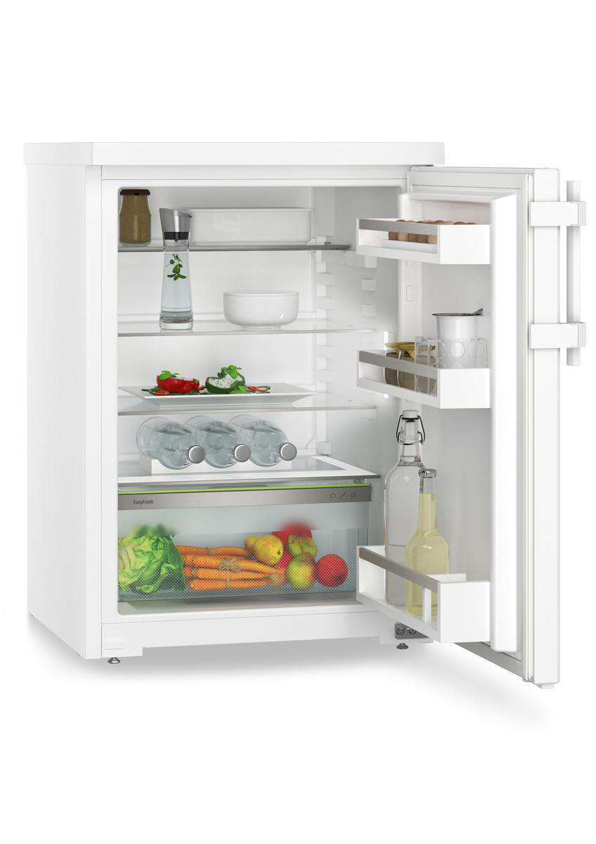 Geöffneter weißer Kühlschrank mit Regalen, Lebensmitteln und einer Glaswasserflasche. Weißer Innenraum und weißer Hintergrund.