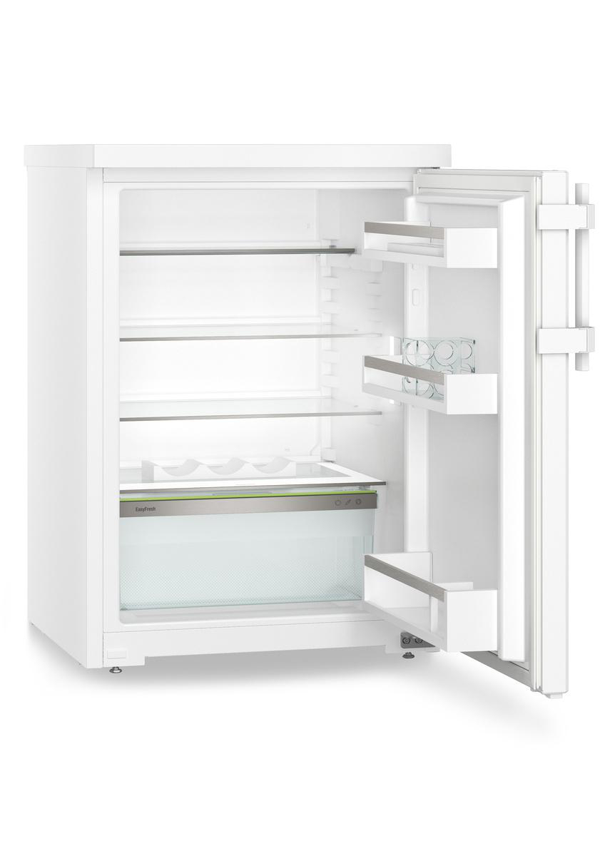 Weißer Kühlschrank mit offener Tür, zeigt Regale, Schubladen und Glasböden.