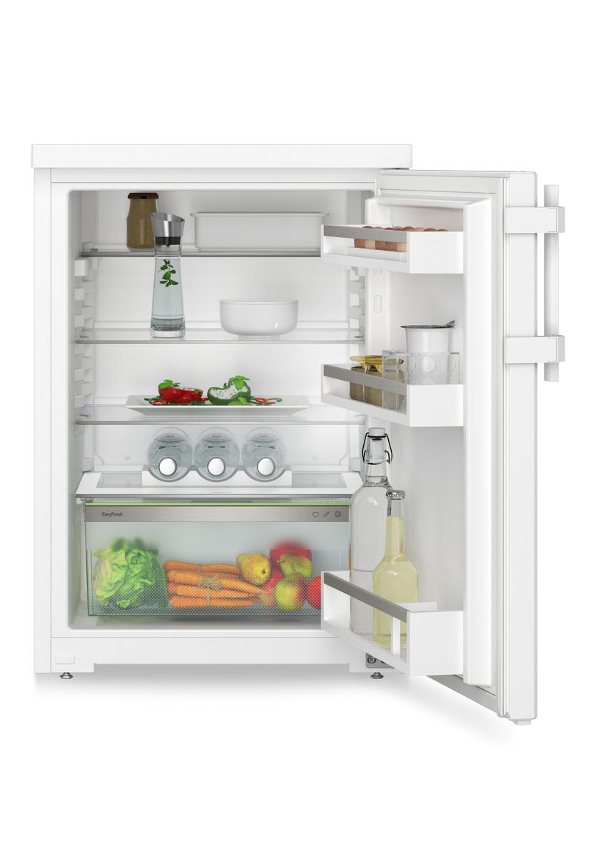Geöffneter weißer Kühlschrank mit Regalen, Gemüse, Obst, Flaschen und Gläsern gefüllt.